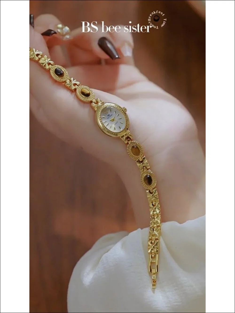 Women's Vintage Oval Dial Gold Bracelet Watch - Quartz Movement, 30M Water